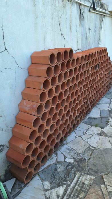 Dá-se Garrafeira em tijolo
