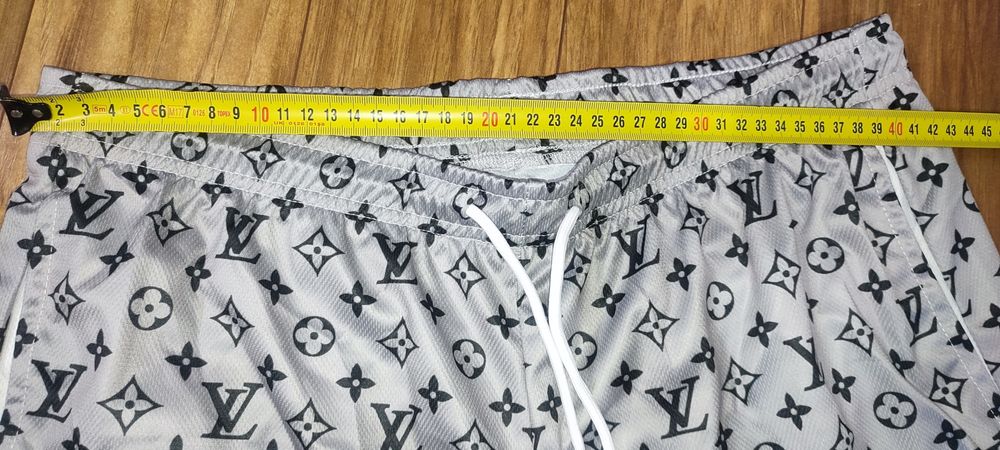 Nowe w opakowaniu spodenki Louis Vuitton rozm L wymiary na fotkach