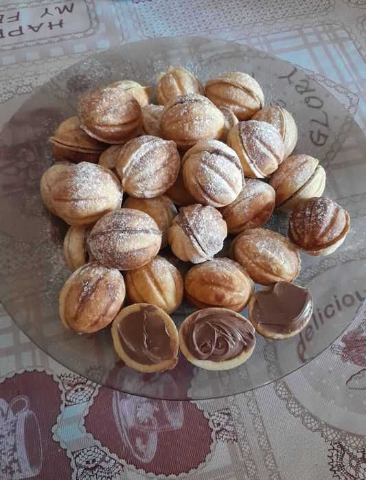 Ciasteczka uszka, serca z cukrem.