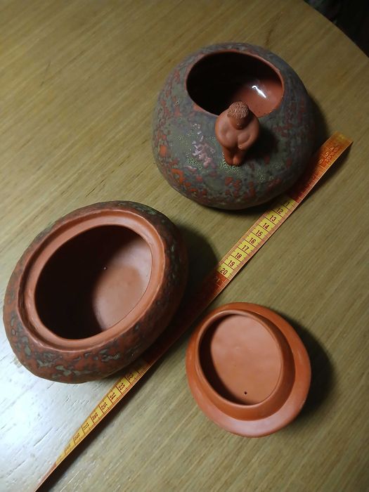 2 peças decorativas, uma tem tampa (talvez seja barro)