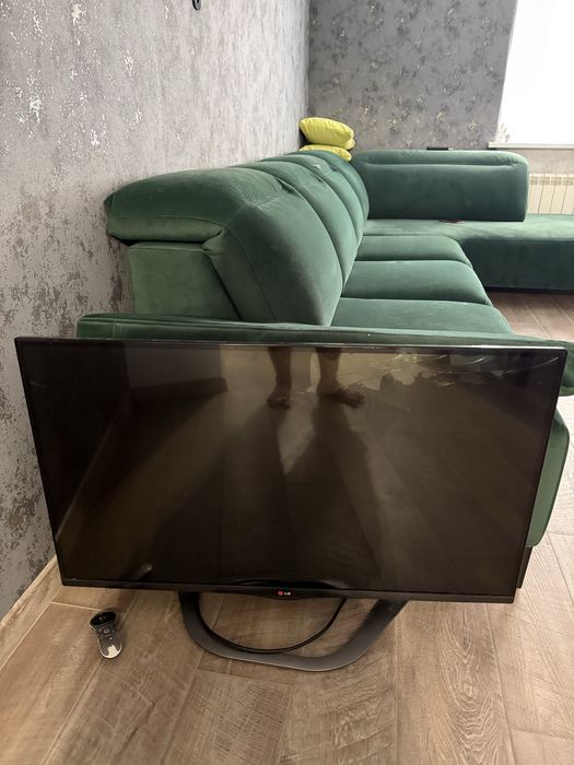 LG 42 LA660S битий