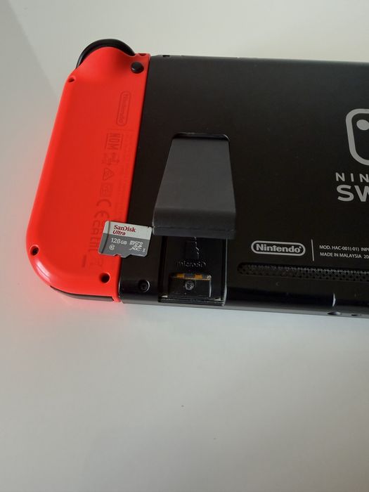 Nintendo Switch, com cartão de 128gb, caixa e cabos oficias, comando Pro Consoller e 6 jogos