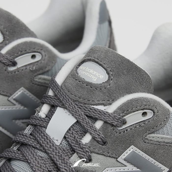Кросівки New Balance 2002R