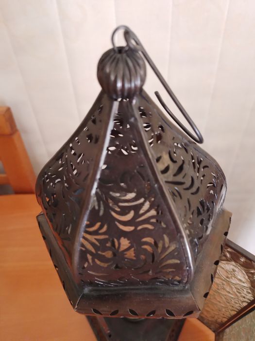Metalową latarnia że szkłem ornamentowym