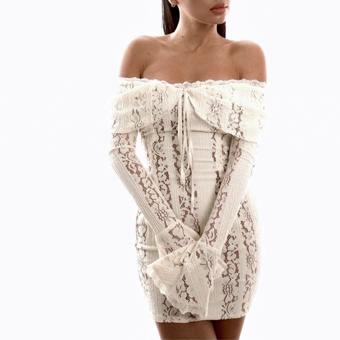 Платье кружевное с открытыми плечами мини