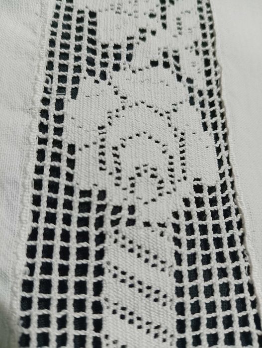 Lençol de cama antigo com renda e bordados