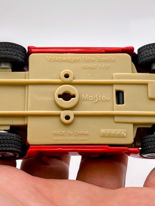 Volkswagen New Beetle Vermelho 1:37 (Maisto Collectible Diecast)