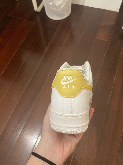 Sapatilhas air force 1 logo amarelo
