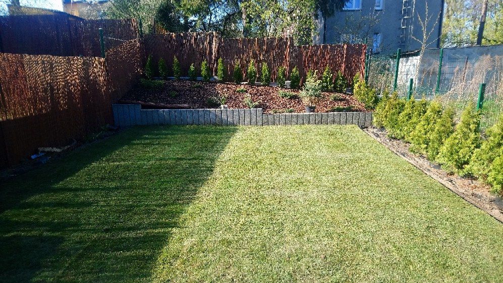 Tarasy drewniane, deski tarasowe, modrzew syberyjski, trawa z rolki