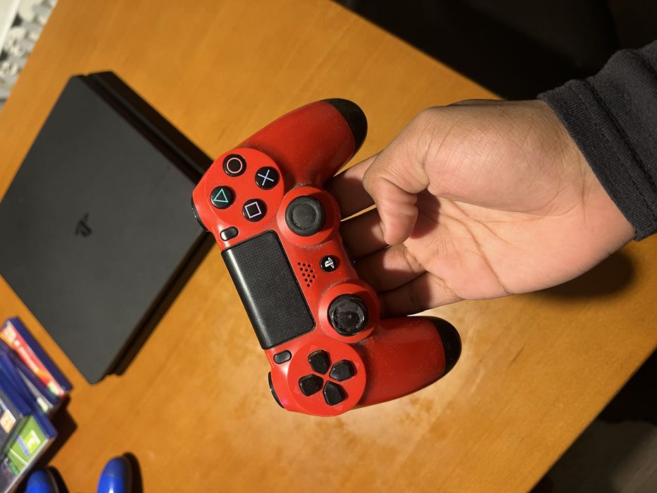 Console PlayStation 4  1Tb 2 comandos e Jogos