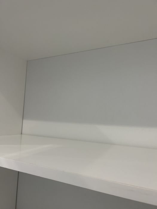 Сервант білого кольору