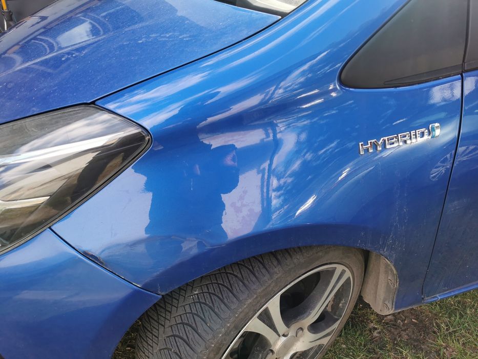 Błotnik lewy Toyota Yaris III kolor 8X2