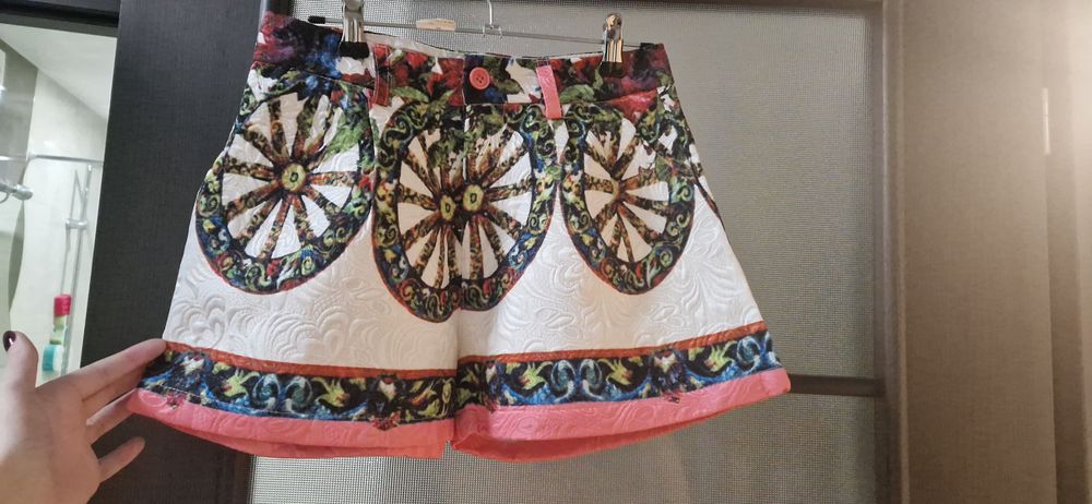 шорти с принтом білі рожеві dolce&gabana