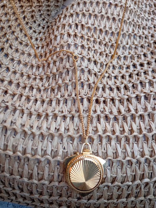 Relógio antigo com corrente