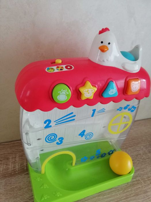Zabawka to interaktywna Licząca kurka firmy Smily Play