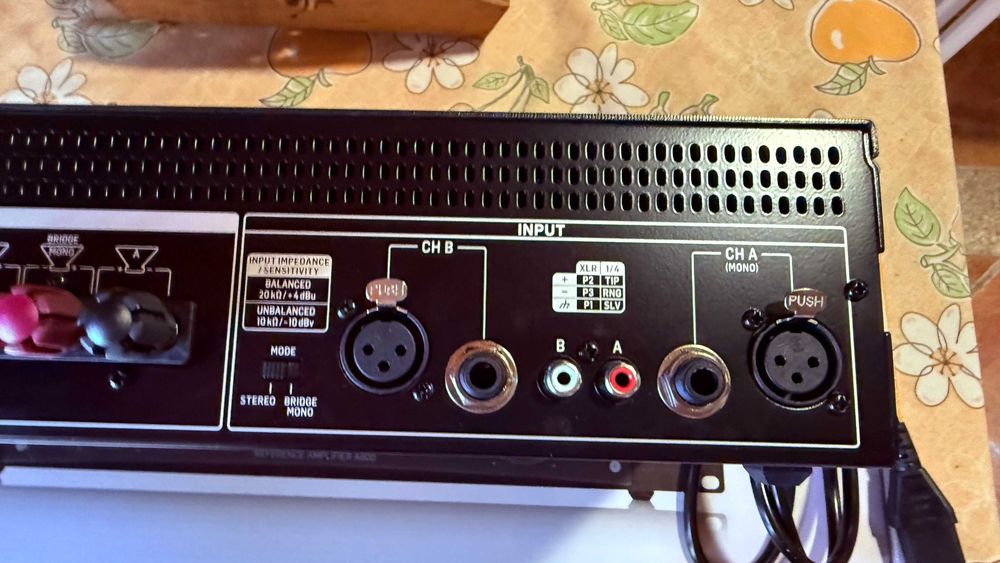 Amplificador Behringer A800