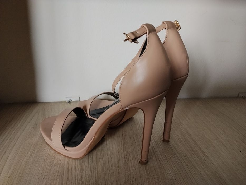 Buty na obcasie 38
