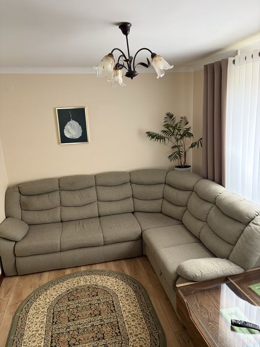 Duży, wygodny narożnik z funkcją spania i pojemnikiem