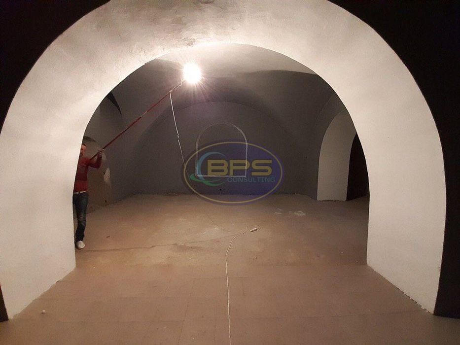 Продаж підвального приміщення 350,5 м², високі стелі 4,2 м, арки, під бар/винний магазин/галерею