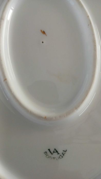 Magnífico Serviço Vista Alegre Antigo (1924-1947) – Porcelana Rendilhada a Ouro (76 peças)