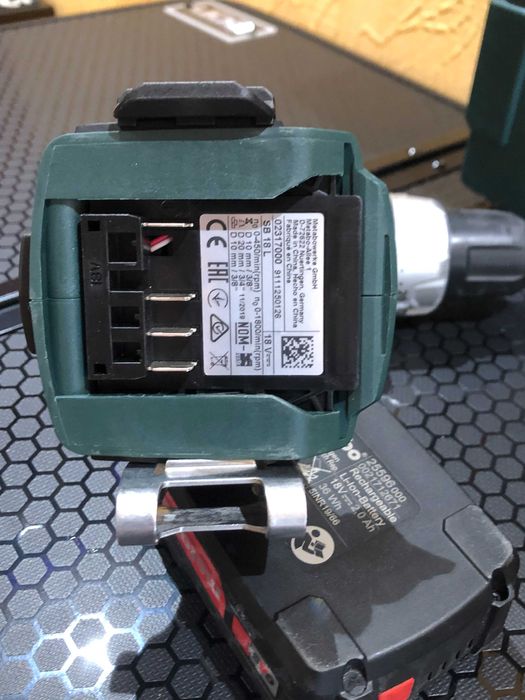 Аккумуляторный ударный дрель шуруповерт Metabo BS 18 L 2х2.0 А