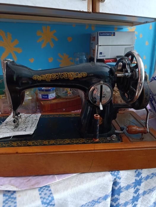 Продам швейную машинку