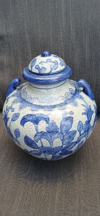 Pote em cerâmica com decoração em azul