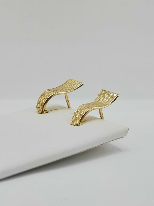 Nowe złote kolczyki repusowane.