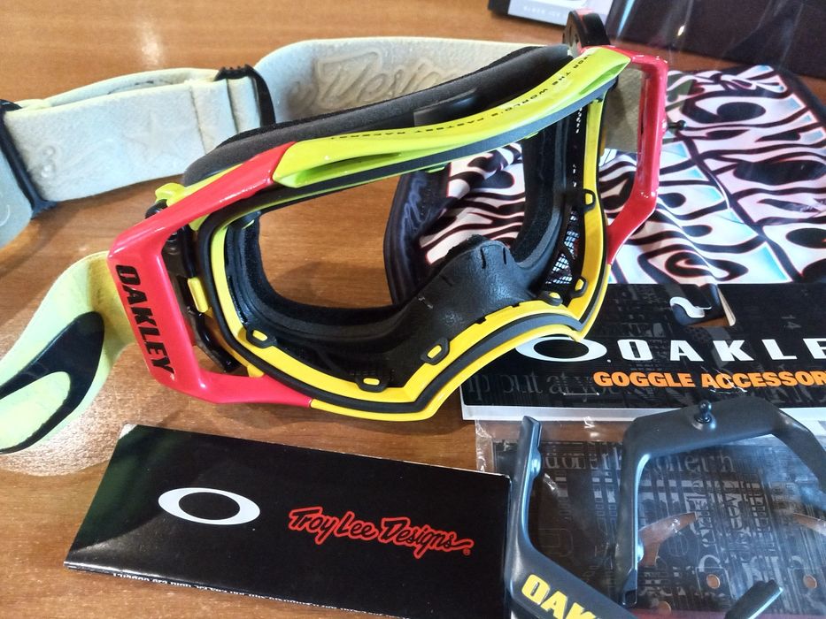 Oakley Airbrake x Troy Lee Designs