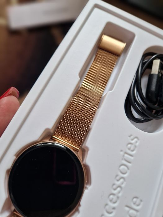 Smartwatch na złotej bransolecie