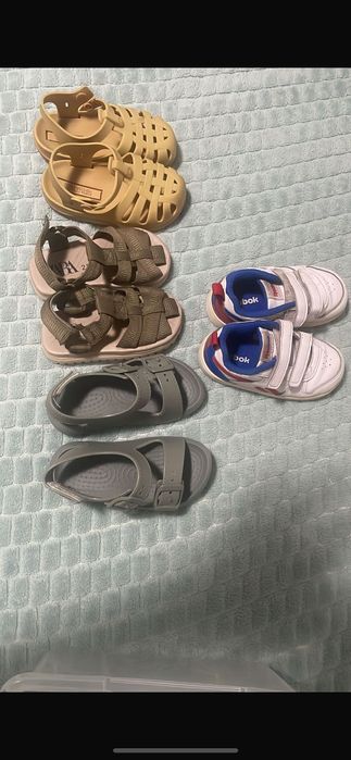 Roupas, sapatos, carrinhos e brinquedos