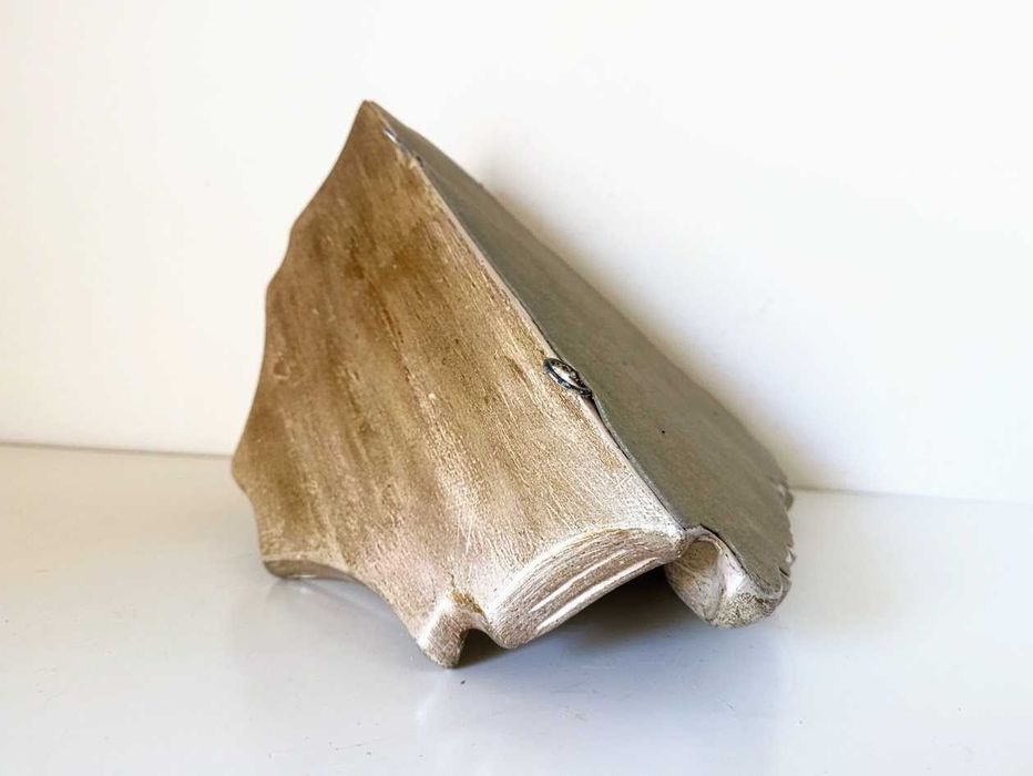 Peanha ou mísula em gesso imitação de madeira com rosa