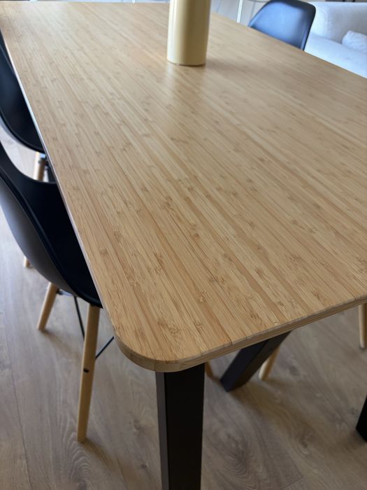 Mesa de Jantar IKEA em Bambu + 4 Cadeiras Pretas | Design Nórdico