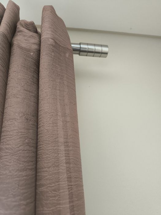 Dois varrãos com cortinas