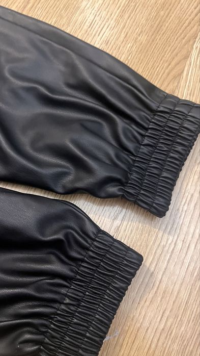 Чорні шкіряні джогери ZARA
