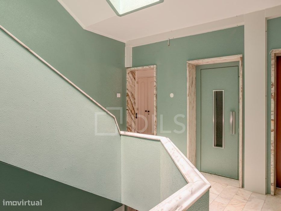 Apartamento T2 com varanda e elevador, em Oeiras.