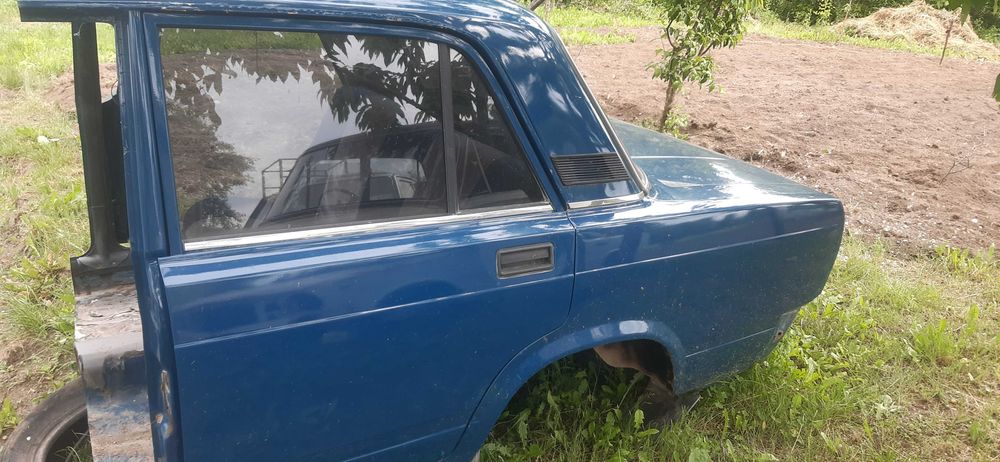 ПРОДАМ  ліві двері крила 2107-05