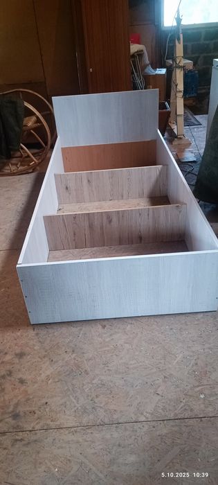 Łóżko, meble, koce