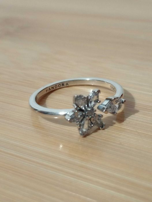 Anel de Prata 925, flor com cristais translucidos, Pandora