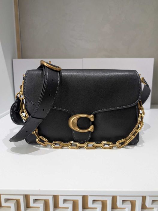 Сумочка Coach в натуральній шкірі, має коротку шкіряну ручку, довгу і цепочку, все зьемне
