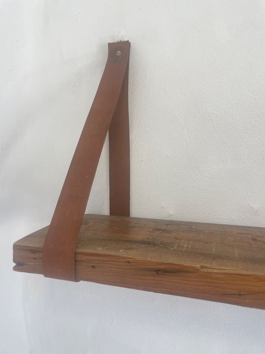 Prateleiras de madeira e pele