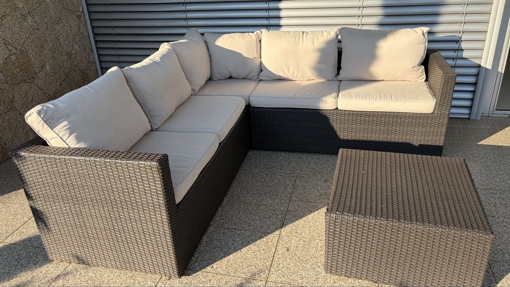 Sofa de jardim com almofadas