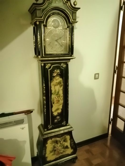 Relógio de pé antigo