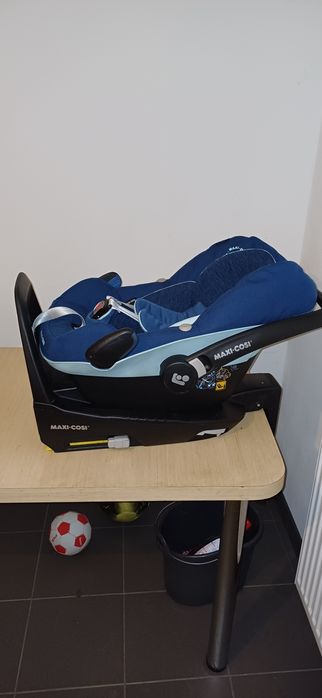 Fotelik Nosidełko  i bazą MaxiCosi