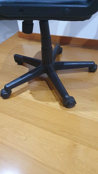 Secretaria de vidro com cadeira