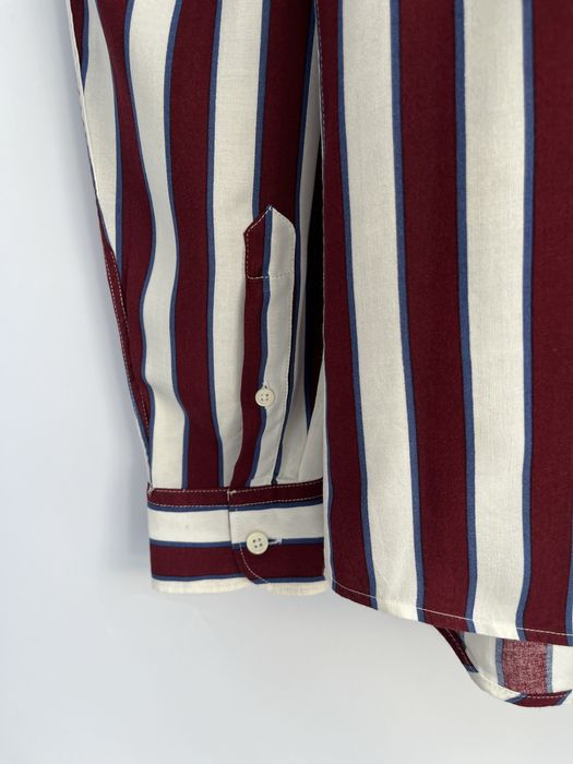 Camisa às Riscass Vermelhas e Brancas e com pormenores Azuis