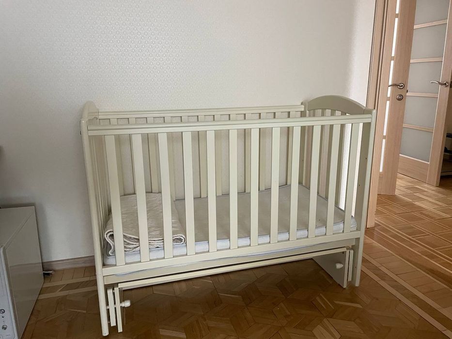 Кроватка дитяча та комод