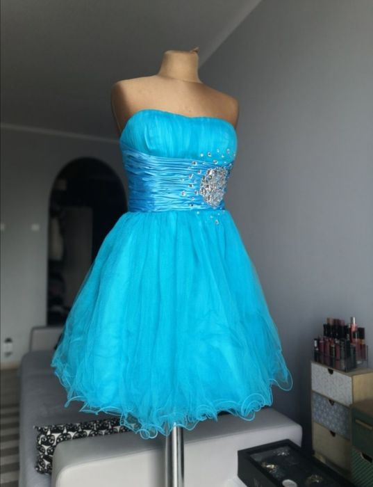 Asos niebieska rozkloszowana tiulowa sukienka z koralikami studniówka.