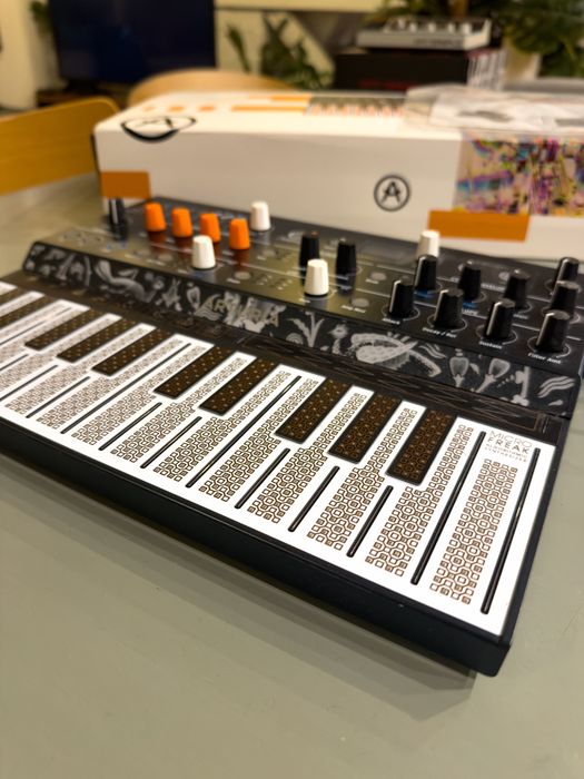 Arturia MicroFreak – syntezator, bardzo dobry stan, mało używany
