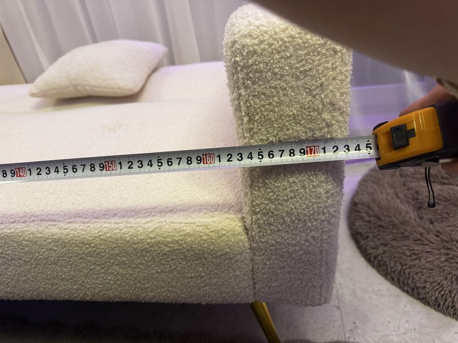 Przepiekna sofa w kolorze białym z funkcją spania